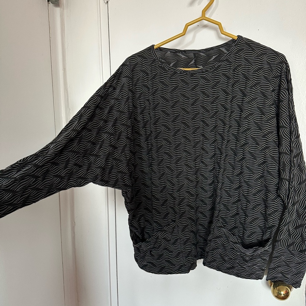 Black and white dolman sleeve shirt with pockets